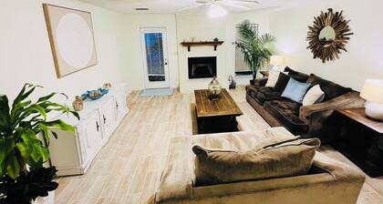 Cozy and Quiet gettaway with pool, near Historic District and Water Park