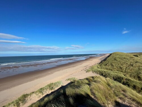 Sea for Miles Cottage surrrounded by fields and only a few mins to the beach