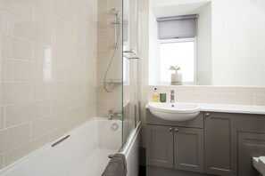 Dusche, Haartrockner, Handtücher, Seife