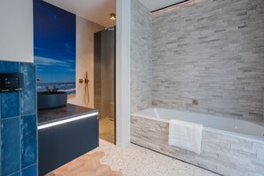 Habitación Deluxe doble (Blue Bee Room) | Baño | Cabezal de ducha tipo lluvia y artículos de higiene personal de diseño