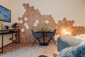 Dobbeltrom – deluxe (Blue Bee Room) | Senger med overmadrass, skrivebord, wi-fi (inkludert) og sengetøy