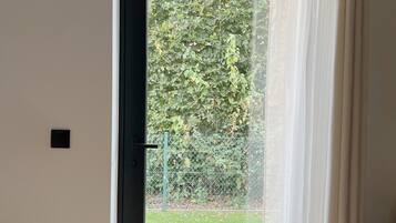 Quarto casal luxo (Blue Bee Room) | Vista para o jardim