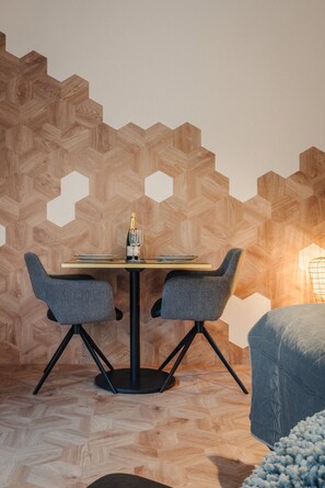 Habitació doble Deluxe (Blue Bee Room) | Matalassos amb encoixinament addicional, escriptori i wifi gratuïta