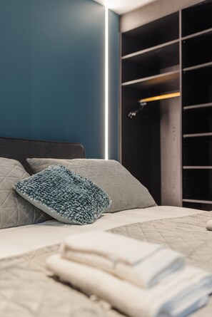 Habitació doble Deluxe (Blue Bee Room) | Matalassos amb encoixinament addicional, escriptori i wifi gratuïta