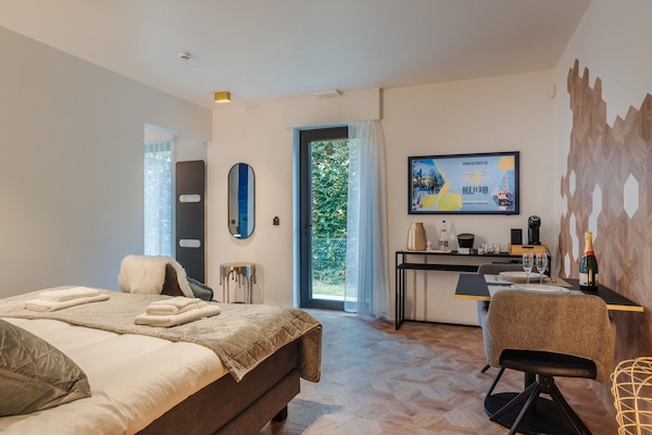 Pillowtop beds, desk, free WiFi, bed sheets