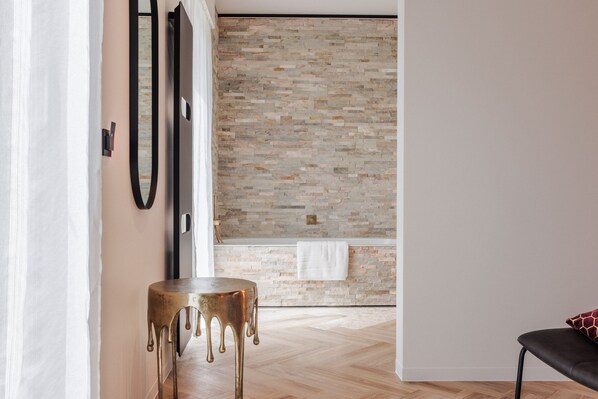 Deluxe Double Room (Red Bee Room) | Pillow-top beds, desk, free WiFi, bed sheets - BEE n BEE (Bruges)