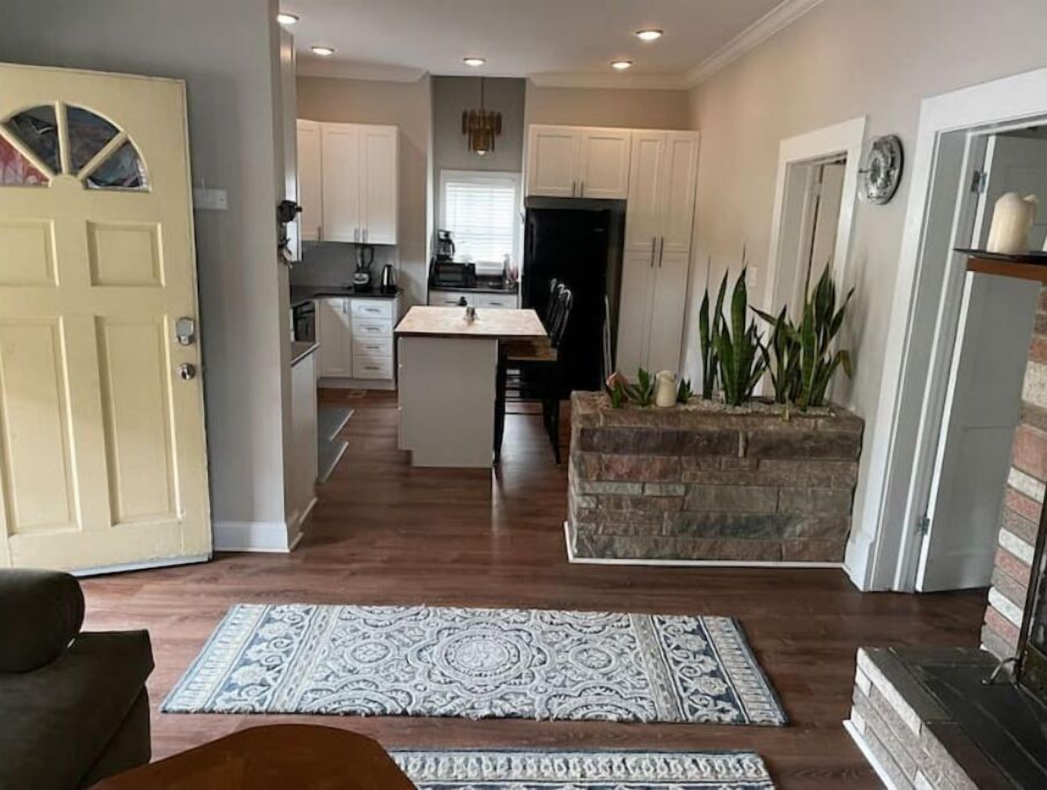 2 bedroom 1 bathroom walking distance to Duke.