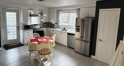 Spacious 2-bedroom apartment in charming Montréal with WiFi, AC, close to Metro