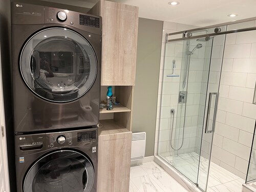Spacious 3-bedroom apartment in charming Montréal with WiFi, AC, close to Metro