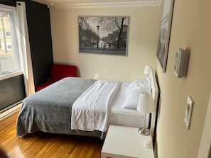 3 bedrooms, desk, iron/ironing board, travel crib