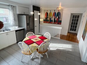 Dining - Spacious 3-bedroom apartment in charming Montréal with WiFi, AC, close to Metro (Montréal)