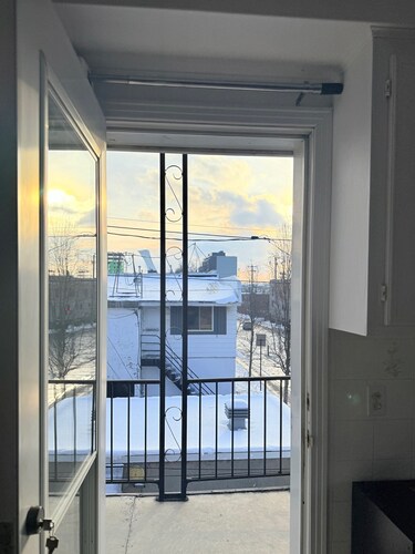 Spacious 3-bedroom apartment in charming Montréal with WiFi, AC, close to Metro