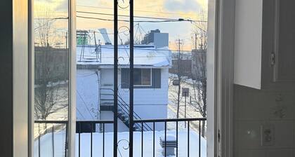 Spacious 3-bedroom apartment in charming Montréal with WiFi, AC, close to Metro
