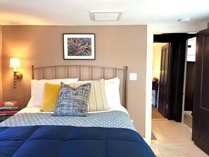 3 habitaciones, escritorio y tabla de planchar con plancha
