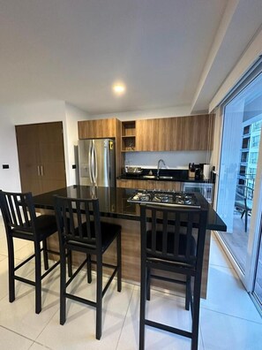 Réfrigérateur, micro-ondes, plaque de cuisson, cafetière/bouilloire