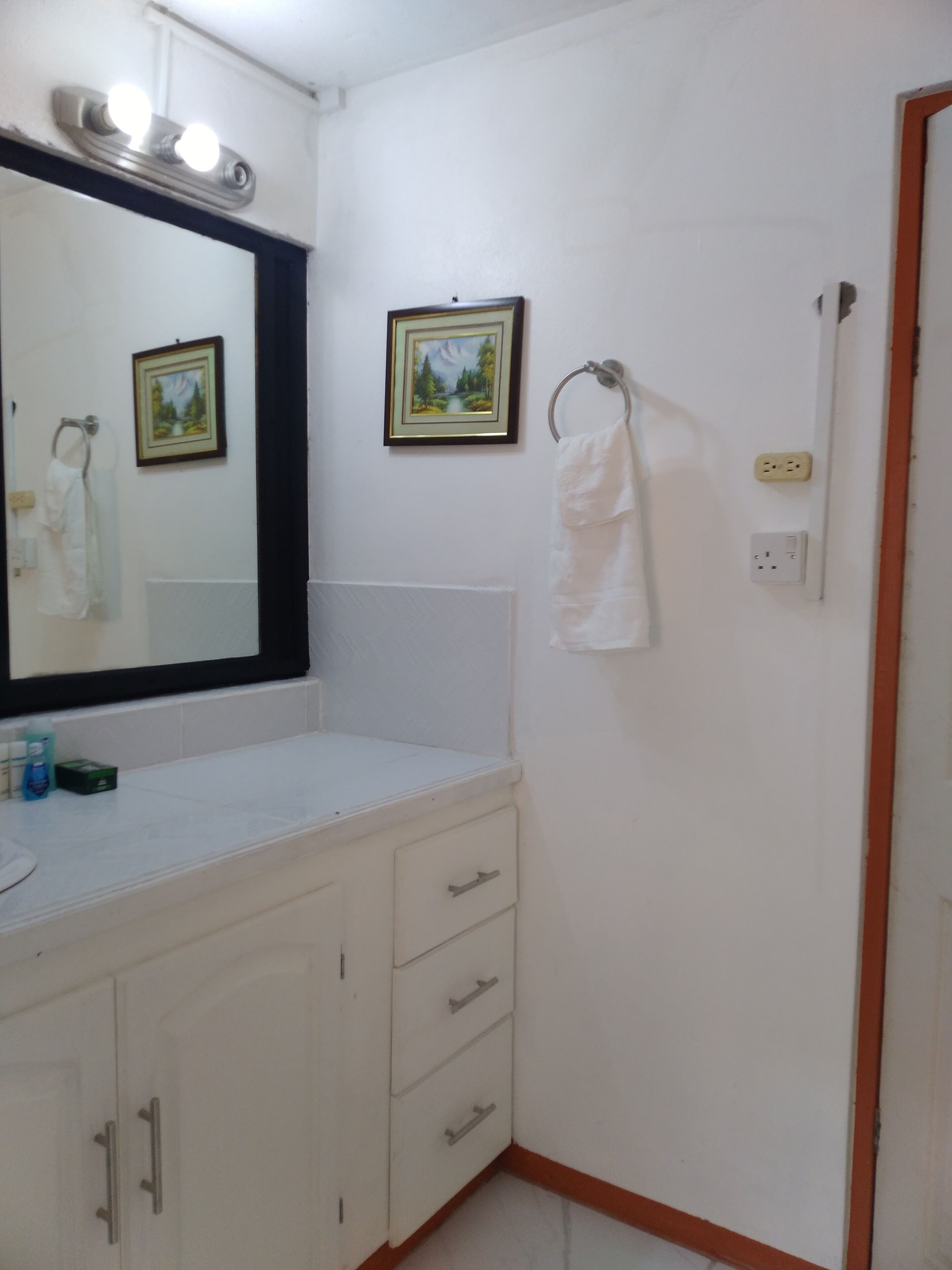 Regadera, toallas, jabón, papel de baño 