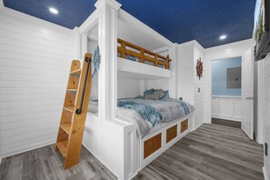 2 室のベッドルーム、デスク、アイロン / アイロン台、旅行用ベビーベッド