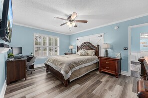 2 bedrooms, desk, iron/ironing board, travel crib - Centrally Located Beach Bungalow (Myrtle Beach)