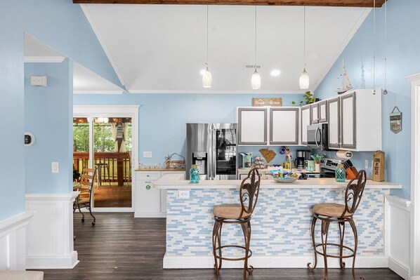 冷蔵庫、電子レンジ、オーブン、コンロ