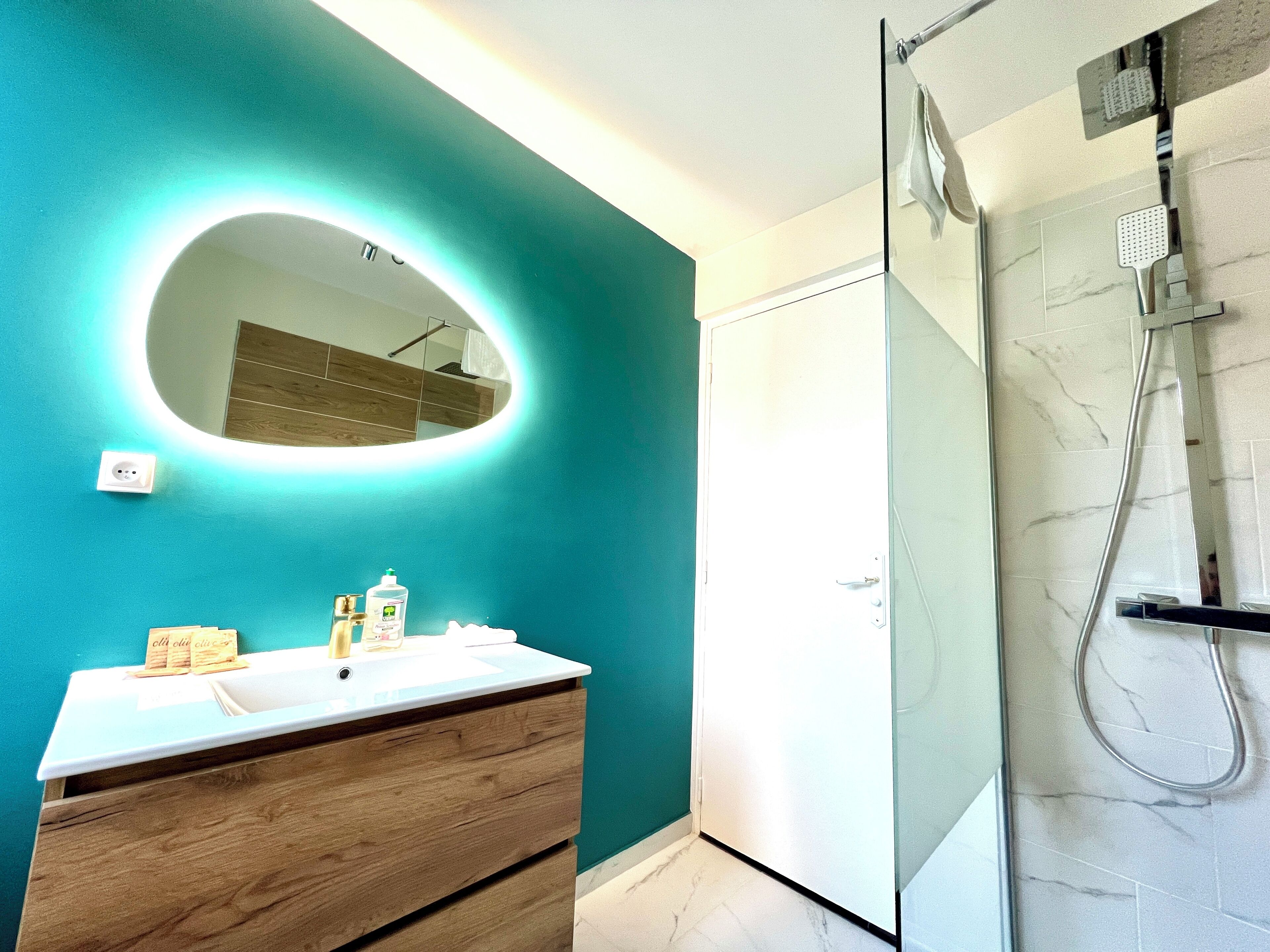 Comfort kamer | Badkamer | Gratis toiletartikelen, een haardroger