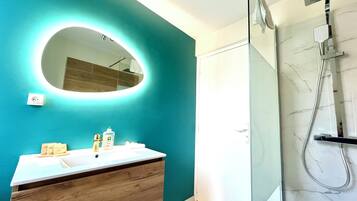 Comfort kamer | Badkamer | Gratis toiletartikelen, een haardroger