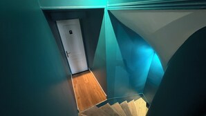 A staircase with a wooden finish and a white door at the top. - Guesthouse close to Disney (Montevrain)