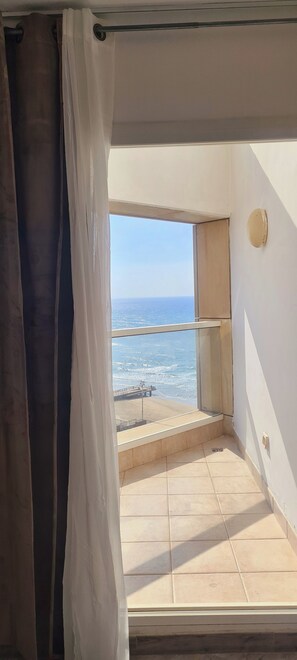 1 habitación, cortinas blackout y tabla de planchar con plancha 