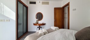 1 habitación, cortinas blackout y tabla de planchar con plancha 