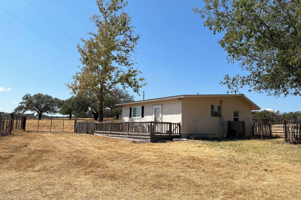 Texas Hill Country Cabin - perfect spot to view the eclipse!