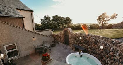 A cottage that sleeps 2 guests in 1 bedroom