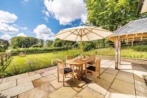 Outdoor dining - Crumpet Cottage  -  sleeps 4 guests  in 2 bedrooms (Dorchester)