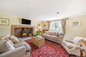 TV, fireplace - Crumpet Cottage  -  sleeps 4 guests  in 2 bedrooms (Dorchester)