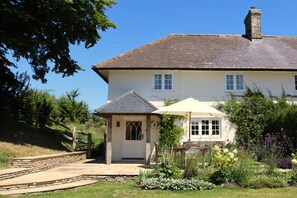 Exterior - Crumpet Cottage  -  sleeps 4 guests  in 2 bedrooms (Dorchester)