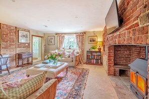 TV, fireplace - Cosy Cottage - sleeps 4 guests  in 2 bedrooms (Dorchester)