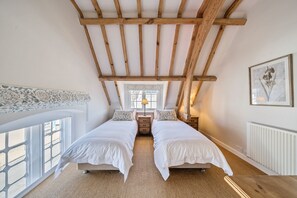 2 bedrooms, travel cot, Internet, bed sheets