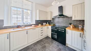 Kylskåp, mikrovågsugn, ugn och spishäll