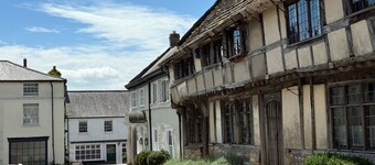 The Old Court House - sleeps 4 guests  in 2 bedrooms