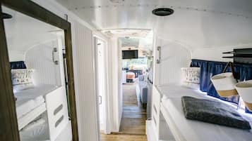 1 bedroom, desk, WiFi