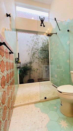 Shower, towels, soap, shampoo - Casa Invierno Pink Apartment Boutique Living Bucerías Nayarit (Bucerías)