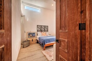 2 habitaciones, tabla de planchar con plancha, wifi y ropa de cama