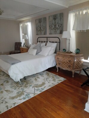 3 bedrooms, iron/ironing board, WiFi, bed sheets - Delia's River Retreat: Charming 3 Bedroom Cottage in St. Marys, Georgia (St. Marys)