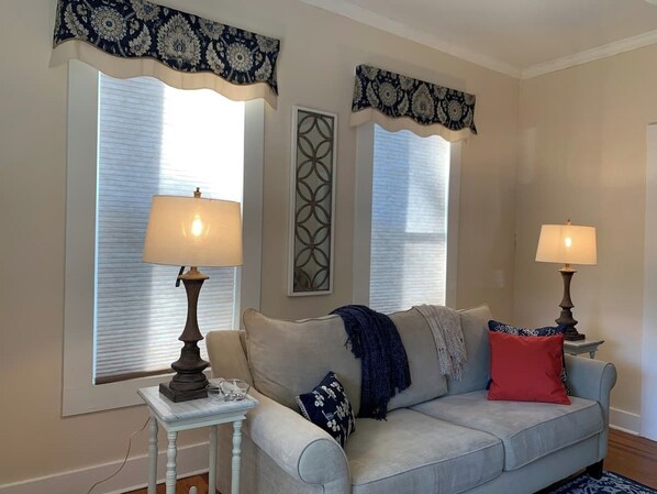 Smart TV - Delia's River Retreat: Charming 3 Bedroom Cottage in St. Marys, Georgia (St. Marys)