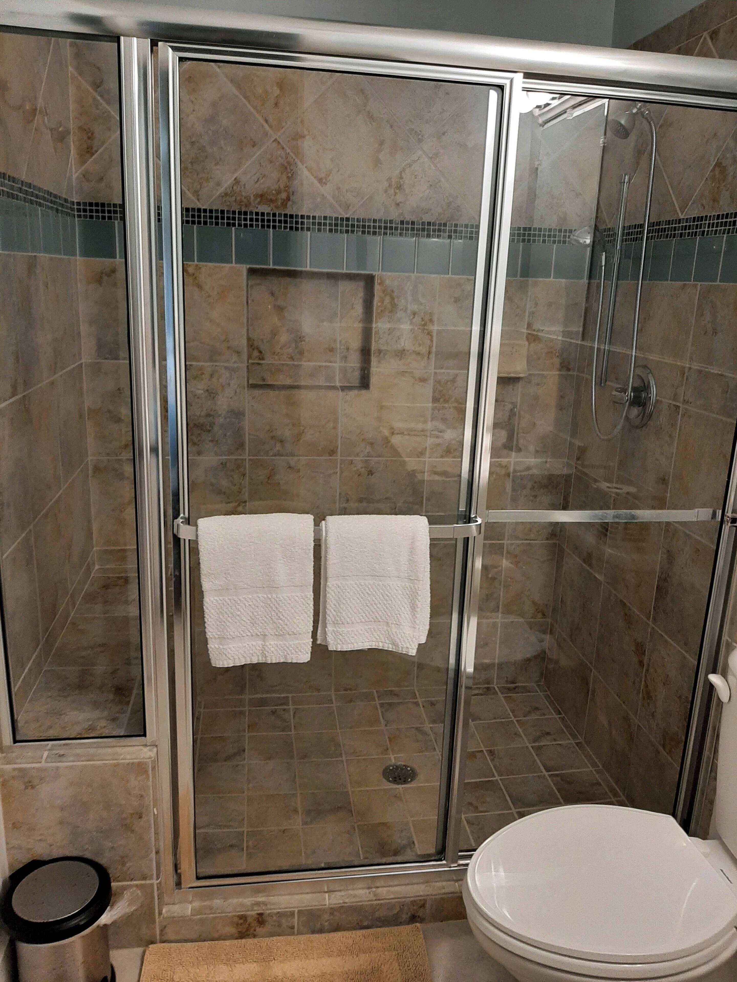 Séchoir à cheveux, bidet, serviettes fournies, savon