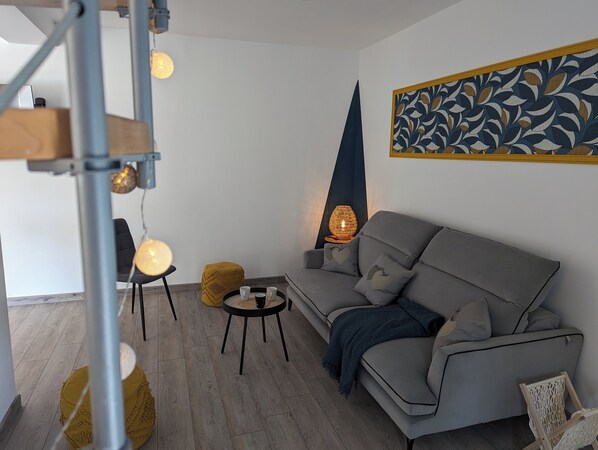 Smart-TV, Kamin, Tischtennisplatte