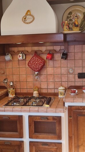 Kylskåp, ugn, spishäll och kaffe- och tebryggare