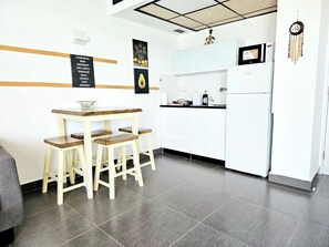 Appartement Confort | Cuisine privée | Grand réfrigérateur, micro-ondes, plaque de cuisson, plancha
