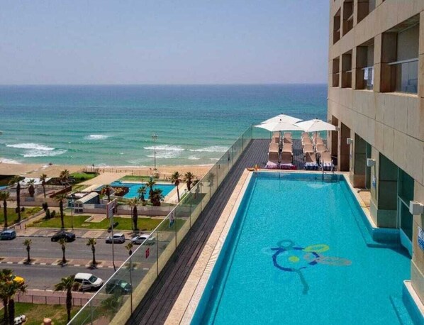 Piscine extérieure (ouverte en saison)