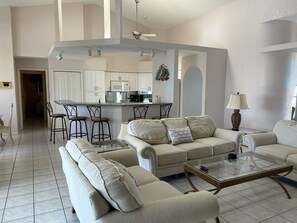 Una Smart TV, un reproductor de DVD, libros, una videoteca