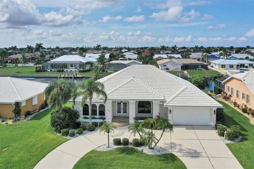 RUM CAY GETAWAY: South facing waterfront home, private pool/spa, bar, and dock.