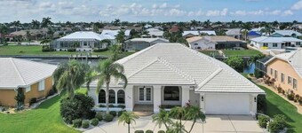 RUM CAY GETAWAY: South facing waterfront home, private pool/spa, bar, and dock.